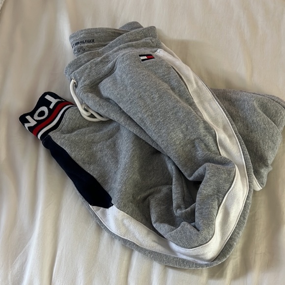 Joggers with stripe panel on the side with pockets - Picture 2 of 4